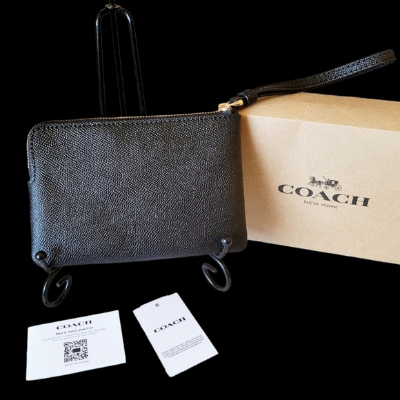 Coach Black Pebble Small Leather Wristlet New in Box - Picture 2 of 3